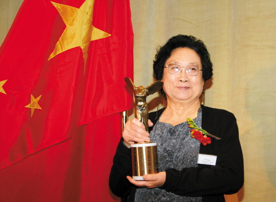 屠呦呦  药学家，共和国勋章获得者、中国首位诺贝尔医学奖获得者